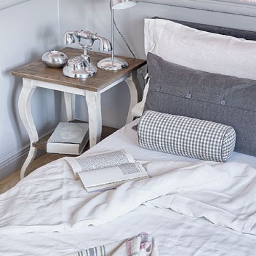 Pomysł na dom zrodził się podczas wakacji nad morzem. Jest spokojny, w kolorach piasku, z