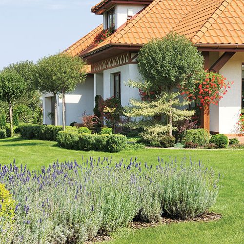 Pomysł na dom zrodził się podczas wakacji nad morzem. Jest spokojny, w kolorach piasku, z