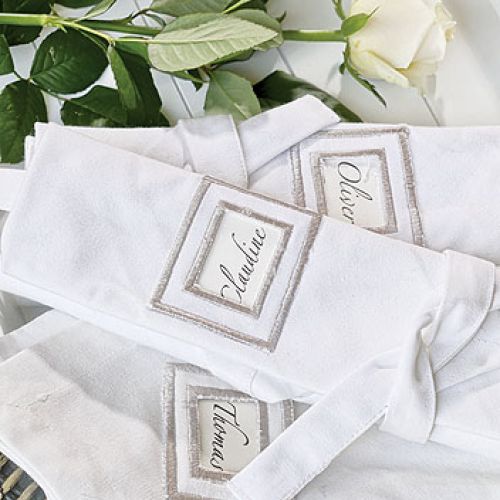 Pomysł na dom zrodził się podczas wakacji nad morzem. Jest spokojny, w kolorach piasku, z