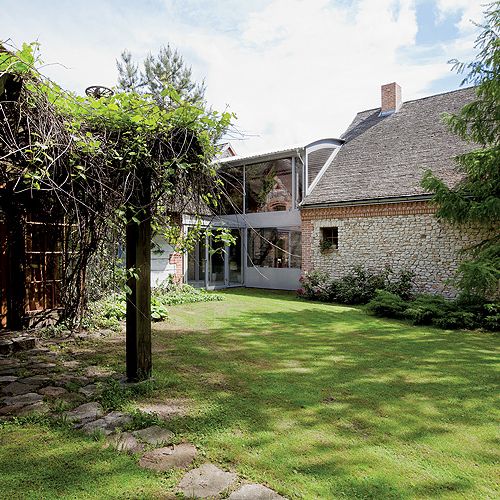 Pomysł z francuskiego magazynu: nowoczesny dom stylizowany na stodołę i połączony ze starym budynkiem przeszklonym