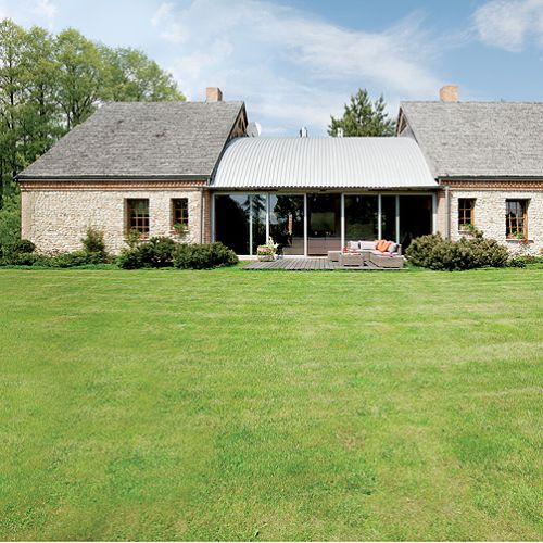 Pomysł z francuskiego magazynu: nowoczesny dom stylizowany na stodołę i połączony ze starym budynkiem przeszklonym