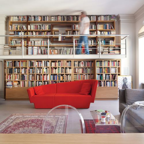 Mieszkanie w kamienicy urządzone przez książki. Pomysłowa i praktyczna antresola z książkami.