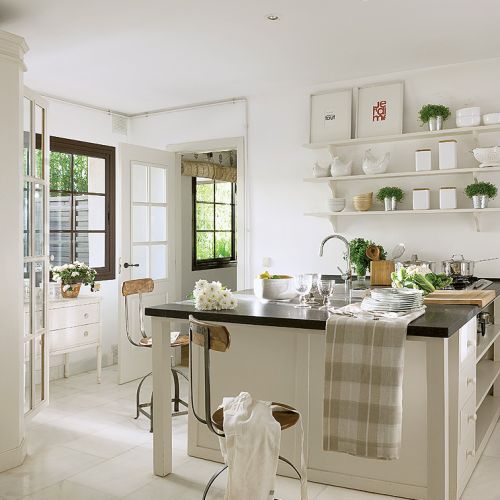 Pomysłowa wyspa-bar z czarnym blatem z marmuru. Nie tylko się na niej gotuje, można też zjeść śniadanie.