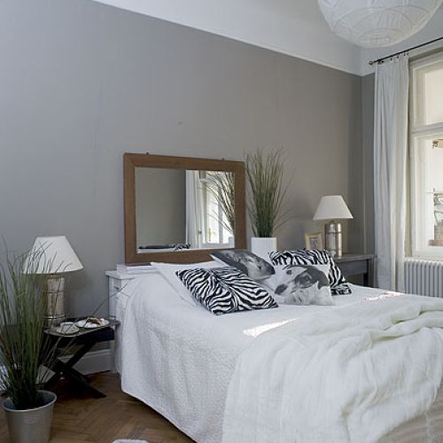 Pomysłowo powieszone lustro w sypialni