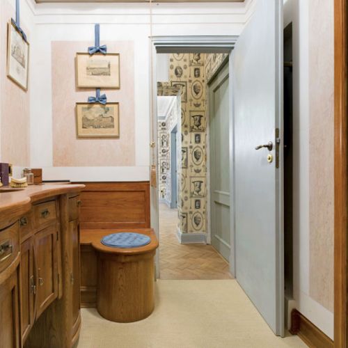 Pomysłowy schowek:w drewnianej ławie znajduje się toaleta.