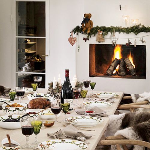 Pomysły na świąteczne dekoracje kominka. W czasie świąt kominek staje się centralnym i magicznym miejscem domu. Choć sam w