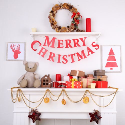 Pomysły na świąteczne dekoracje kominka. W czasie świąt kominek staje się centralnym i magicznym miejscem domu. Choć sam w