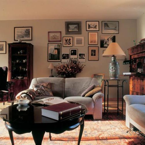 Porcelana stojąca w witrynie komponuje się ze zdobioną lampą.