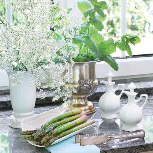 Porcelana świetnie wygląda z platerowanymi naczyniami.