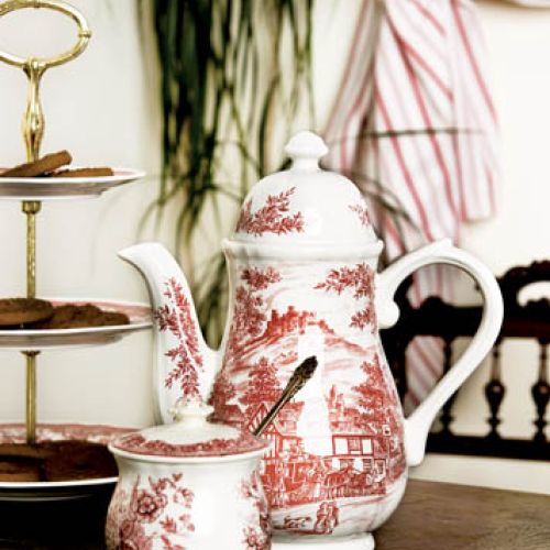 Porcelanowy dzbanek i cukiernica malowane w scenki rodzajowe.