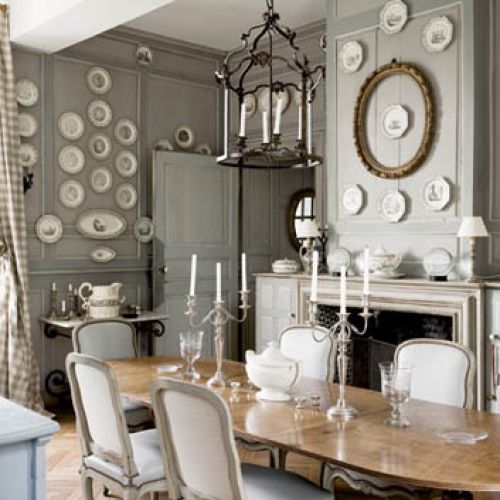 Porcelanowy serwis zdobiony flamandzkimi pejzażami Charles znalazł w szafie ukrytej za drewnianą boazerią w