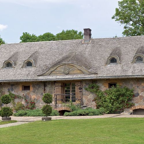 Porządna wiejska siedziba pasująca do otoczenia.