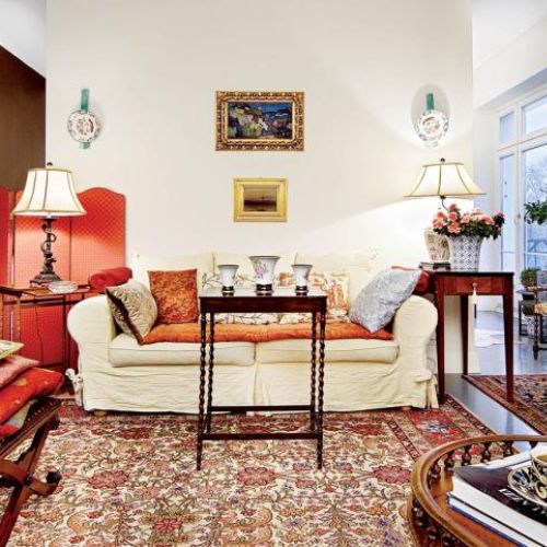 Pośrod mnóstwa wzorów gładka kanapa w salonie.