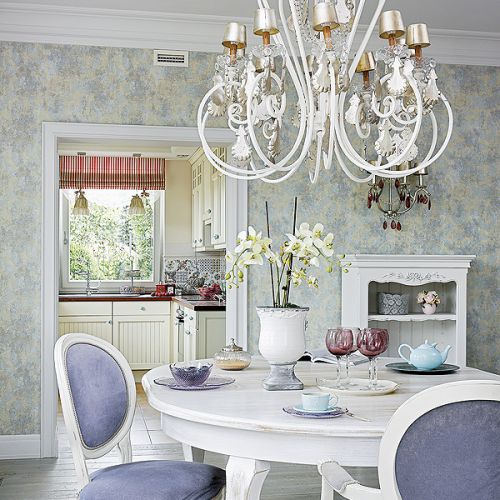 Potężnych rozmiarów francuski żyrandol.