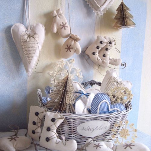 Powstały z rzeczy do wyrzucenia . Łyżwy ze starego lnu, sznurka i tapicerów mosiężnych. Serca w kratkę są ze starej