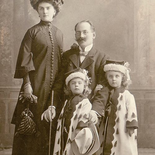 Pozowanie do rodzinnego zdjęcia, XIX w.