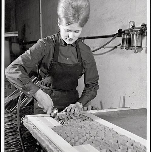 Praca w fabryce tak wyglądała 75 lat temu.