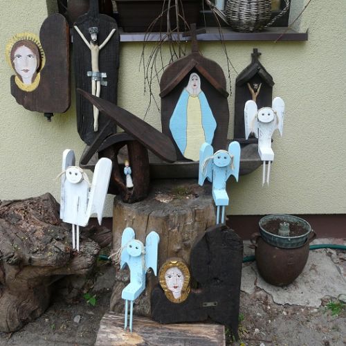 Praca wykonana ze starodrzewu, pomalowana farbami akrylowymi. Technika ta pozwala na użytkowanie ich wewnątrz jak