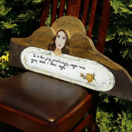 Praca wykonana ze starodrzewu, pomalowana farbami akrylowymi. Technika ta pozwala na użytkowanie ich wewnątrz jak