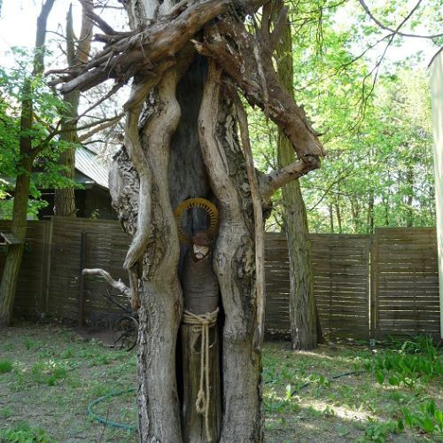 Praca wykonana ze starodrzewu, pomalowana farbami akrylowymi. Technika ta pozwala na użytkowanie ich wewnątrz jak