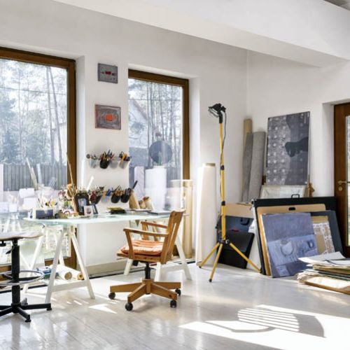 Pracownia artystki znajduje się w podwarszawskim Zalesiu.