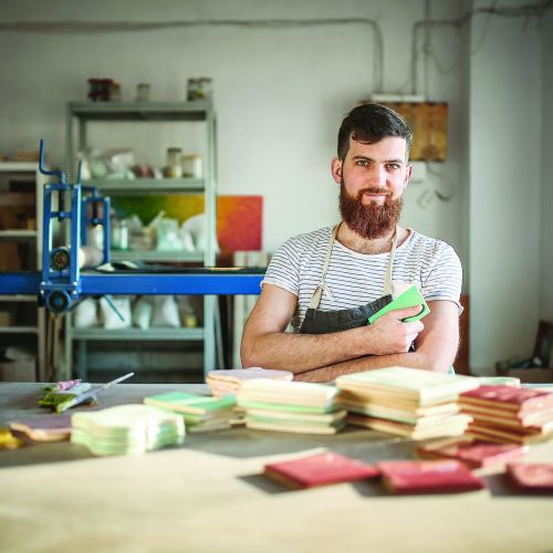 ceramik Aleksander Gavlas w pracowni