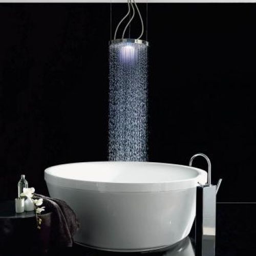 Praktyczne rozwiązanie - wanna i prysznic w jednym. Podświetlany strumień wody ukoi nerwy. ZUCHETTI