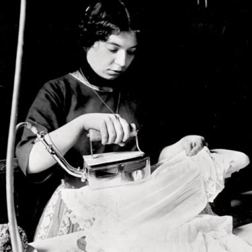 Prasowanie żelazkiem gazowym, 1919 r., fot. East News