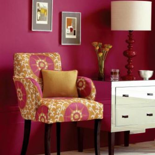 Prawie jak fotel, ale na dłuższych nogach – krzesło z tkaniną Samarkanda od marki Sanderson. DECODORE.