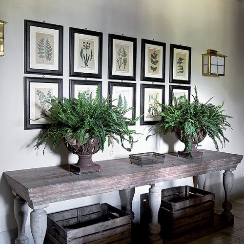 Prawie wszystkie meble i dodatki występują w parach: stoliki, konsole, lampy, antyczne amfory i wazony.