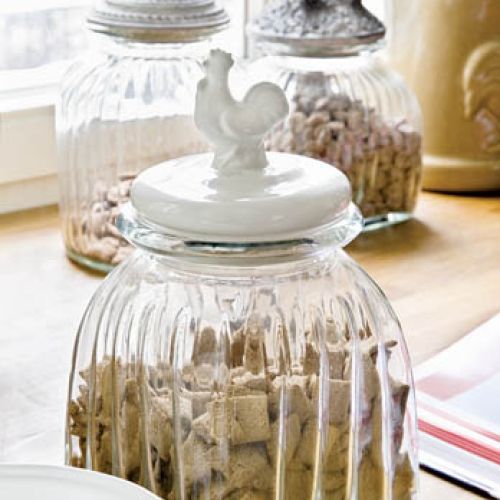 Precyzyjnie dobrane dekoracje w kuchni podkreślają jej francuski styl.