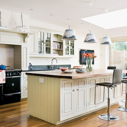 Kuchnia urządzona klasycznie i nowczesny sprzęt agd.