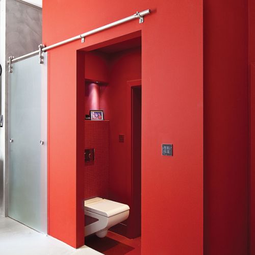 Mieszkanie w kamienicy urządzone przez książki. Projekt jest śmiały i ekscentryczny.