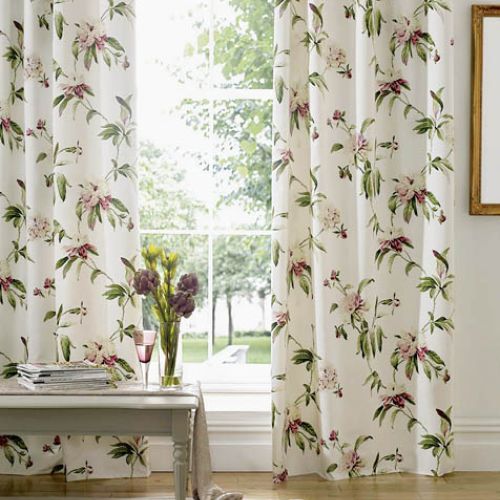 Projektanci tkanin bawią się kwietnymi wzorami. Wzory i kolory do wyboru.