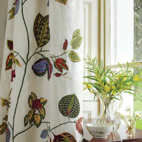 Projektanci tkanin bawią się kwietnymi wzorami. Wzory i kolory do wyboru.