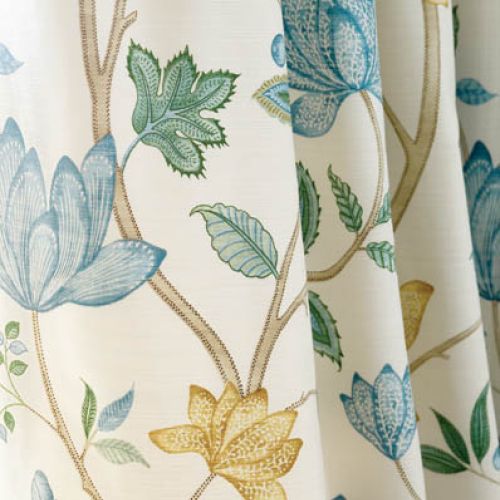 Projektanci tkanin bawią się kwietnymi wzorami. Wzory i kolory do wyboru.