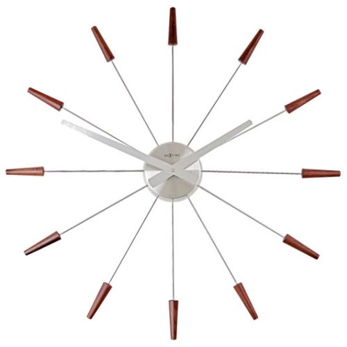 Promienisty zegar NeXtime Plug Inn ze stali szlachetnej (379 zł). CZERWONA MASZYNA