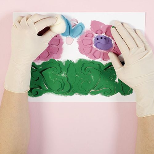 Proponujemy wersję z lekkim przymrużeniem oka – nad każdym kwiatem lata pszczoła.