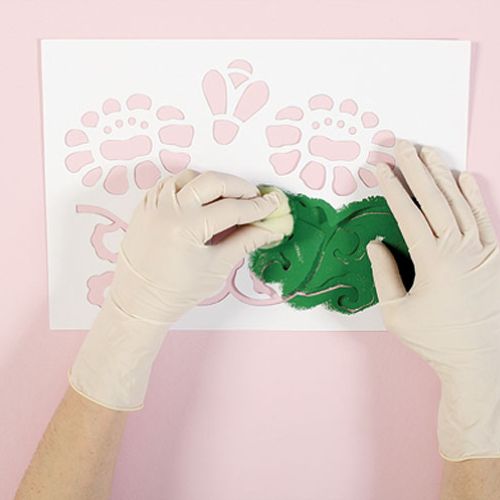 Proponujemy wersję z lekkim przymrużeniem oka – nad każdym kwiatem lata pszczoła.