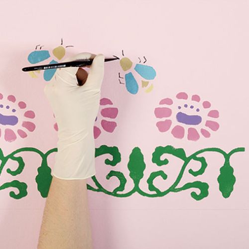 Proponujemy wersję z lekkim przymrużeniem oka – nad każdym kwiatem lata pszczoła.