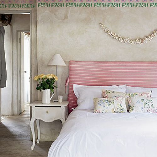 Proponujemy wersję z lekkim przymrużeniem oka – nad każdym kwiatem lata pszczoła.