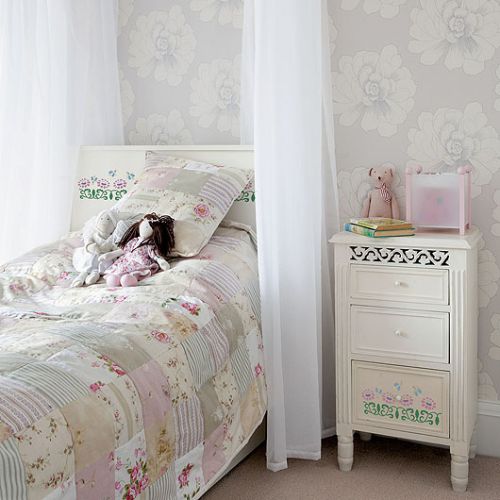 Proponujemy wersję z lekkim przymrużeniem oka – nad każdym kwiatem lata pszczoła.