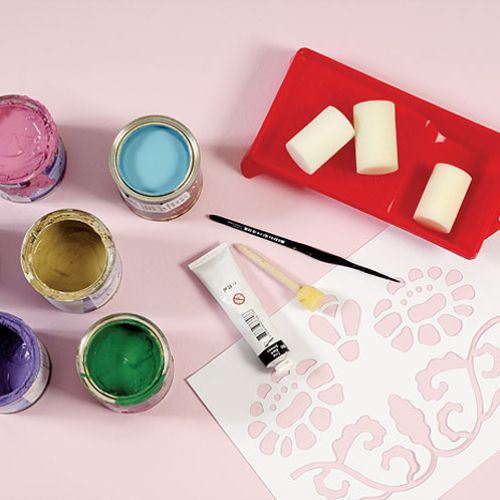 Proponujemy wersję z lekkim przymrużeniem oka – nad każdym kwiatem lata pszczoła.