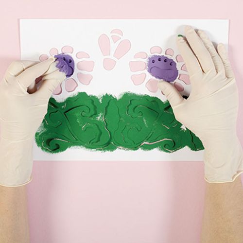 Proponujemy wersję z lekkim przymrużeniem oka – nad każdym kwiatem lata pszczoła.