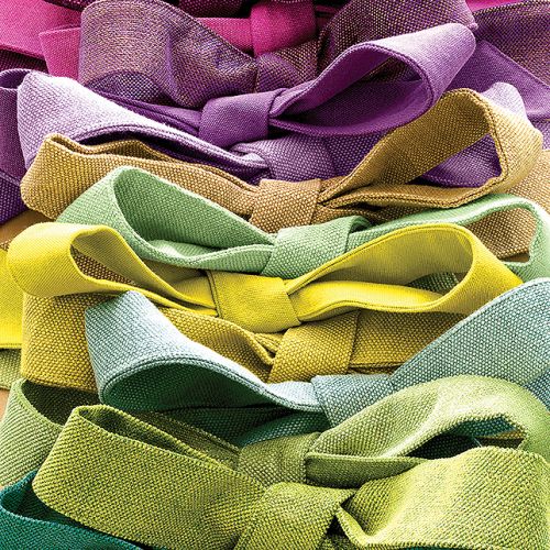 Propozycja do nowoczesnych wnętrz – białe i niebieskie kuleczki (u góry) albo ozdobne taśmy (niżej), COLEFAX FOWLER