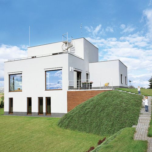 Prosta bryła, płaski dach bez skosów.