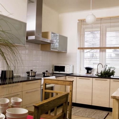 Prosta nowoczesna kuchnia. Przedwojenna willa z pamiątkami