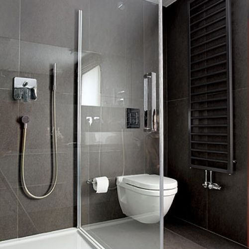 Prosta, nowoczesna łazienka. Miejskie safari