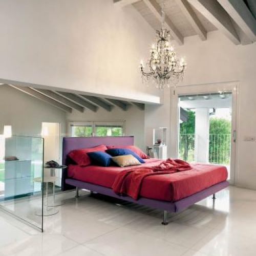 Prostą ramę ożywia modny fiolet - za łóżko Billo zapłacimy 745 euro. BONALDO