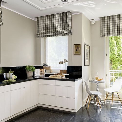 Proste, białe szafki. Dom pełen przestrzeni